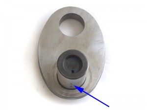 Align the holes of the oil feed along the centreline of the crank web, facing outwards